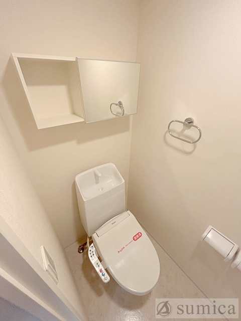 トイレ　人気アイテムの温水洗浄便座。清潔感のあるトイレです。