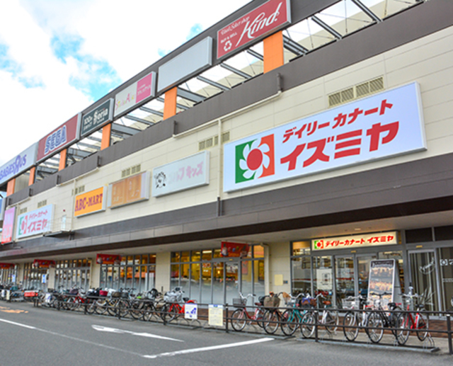 スーパー　複合モール・デイリーカナートイズミヤ稲田新町店（スーパー）まで833m