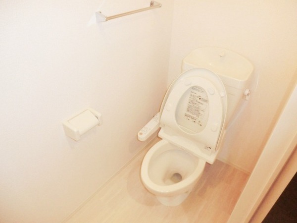 トイレ　温水洗浄便座付きのトイレです♪