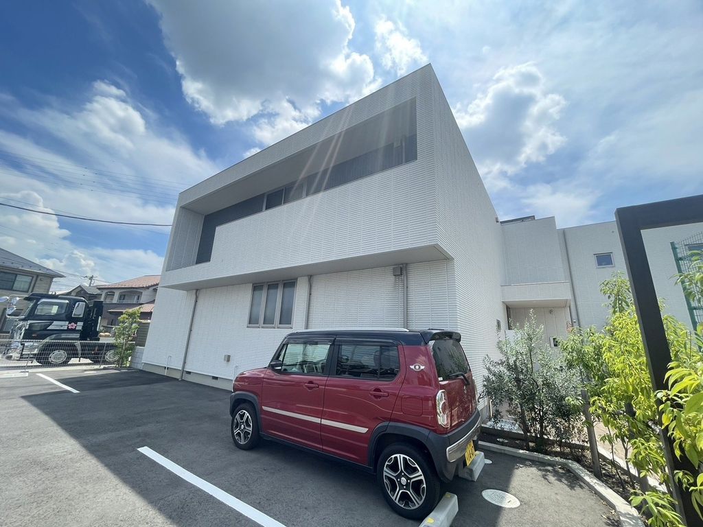 建物外観　駐車場