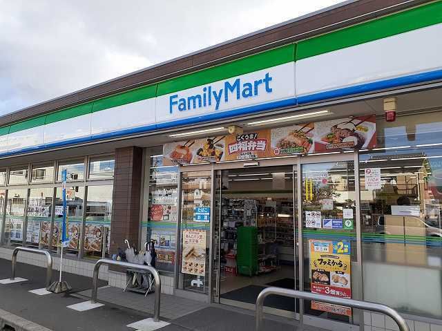 コンビニ　ファミリーマート（コンビニ）まで240m