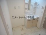 洗面設備　明るい洗面所です