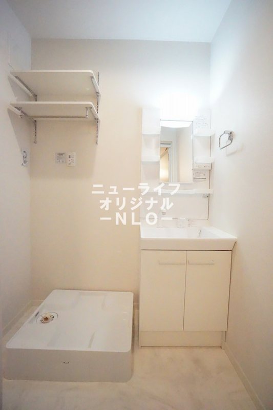 洗面設備　シャワー付き洗面台で朝の支度も楽にできます☆