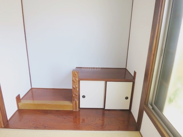 その他　8帖の和室に物をおけるスペースと収納があります！