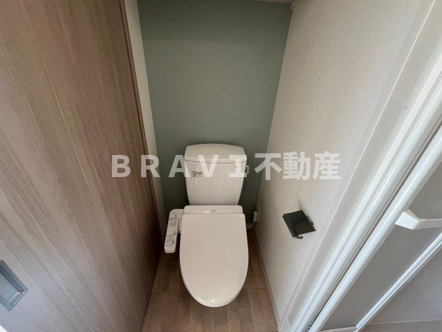 トイレ　落ち着いた色調のトイレです
