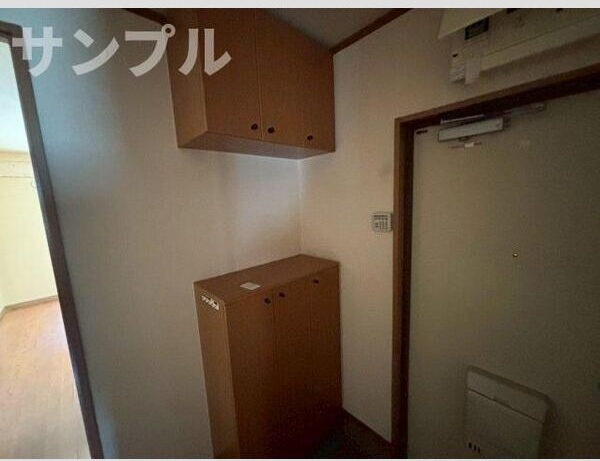 玄関　※以前の状態もしくは別室の参考画像