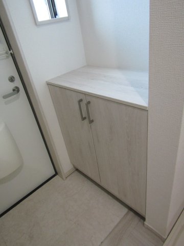 玄関　退去前のため別部屋の写真です。