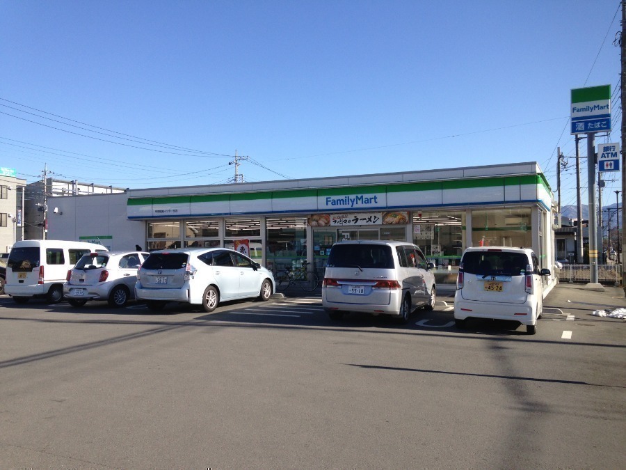 コンビニ　ファミリーマート甲府昭和インター北店（コンビニ）まで196m