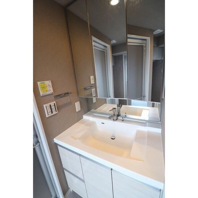 洗面設備　写真は同タイプ住居です。