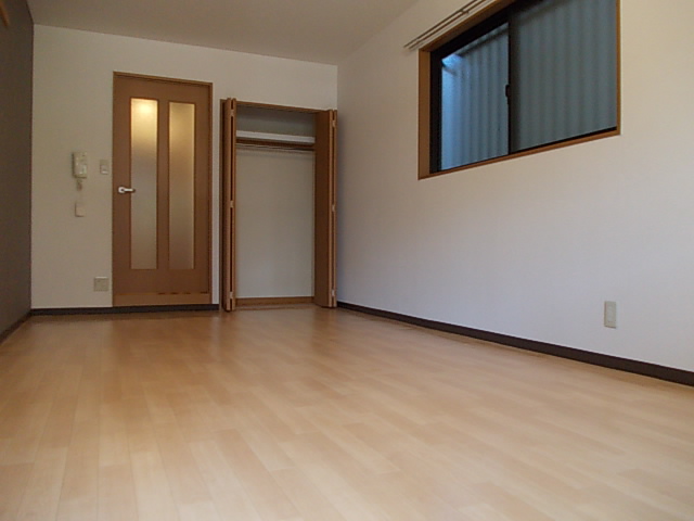 その他　洋室を違う角度から