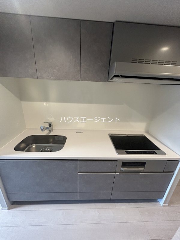 キッチン　3口IHヒーターのシステムキッチンです。