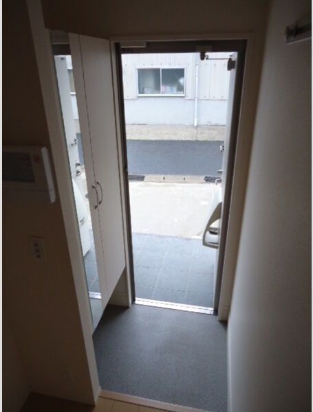 名鉄小牧線 小牧駅 バス乗車時間：21分 最寄りバス停で下車 徒歩2分 2階建 築14年の玄関写真