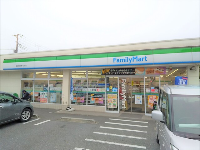 コンビニ　ファミリーマート　足立東綾瀬一丁目店（コンビニ）まで52m