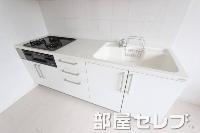 キッチン　三口のシステムキッチンで使いやすいです。