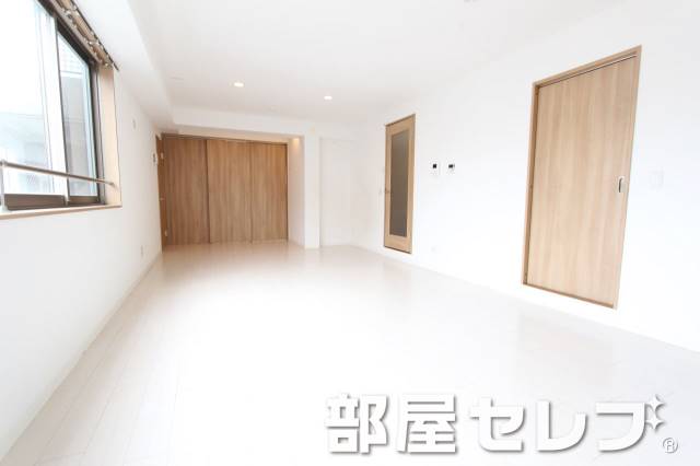 居室・リビング　白基調の大きいお部屋です。