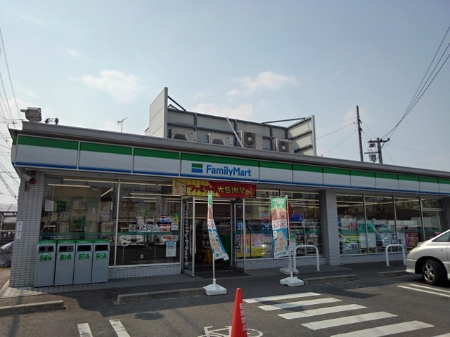 コンビニ　ファミリーマート（コンビニ）まで50m