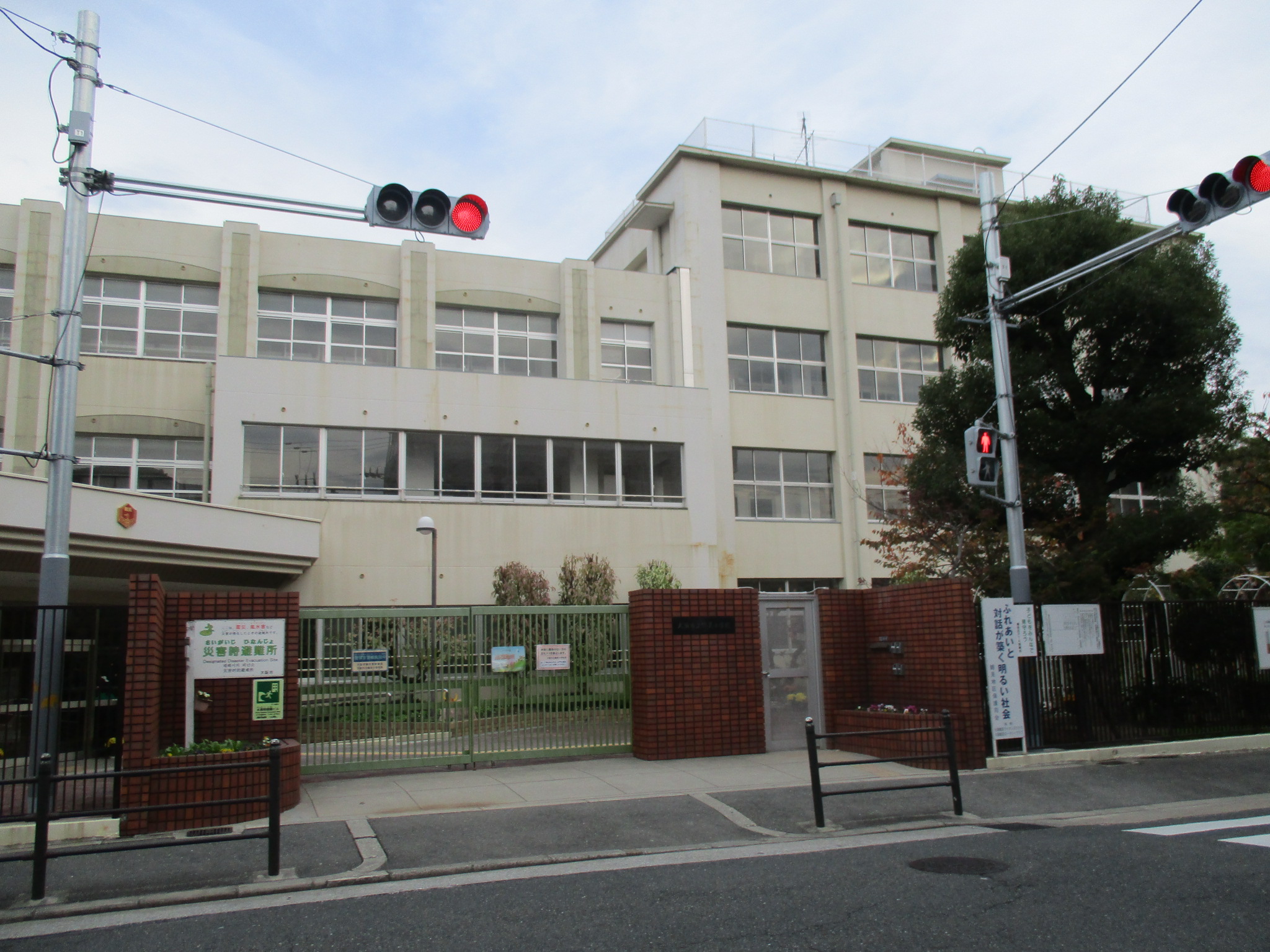 小学校　大阪市立鶴見小学校（小学校）まで185m