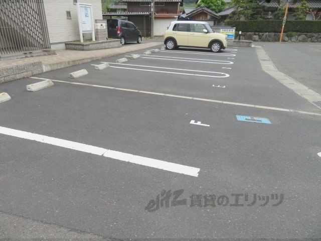 クレイノイーストコート西村の駐車場