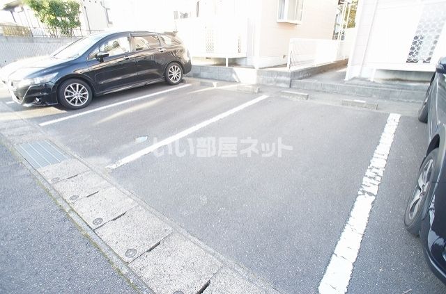 【日立市東多賀町のアパートの駐車場】