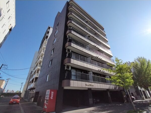 札幌市中央区南六条東のマンションの建物外観