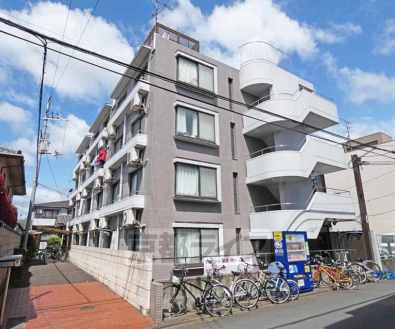 京都市右京区谷口園町のマンションの建物外観