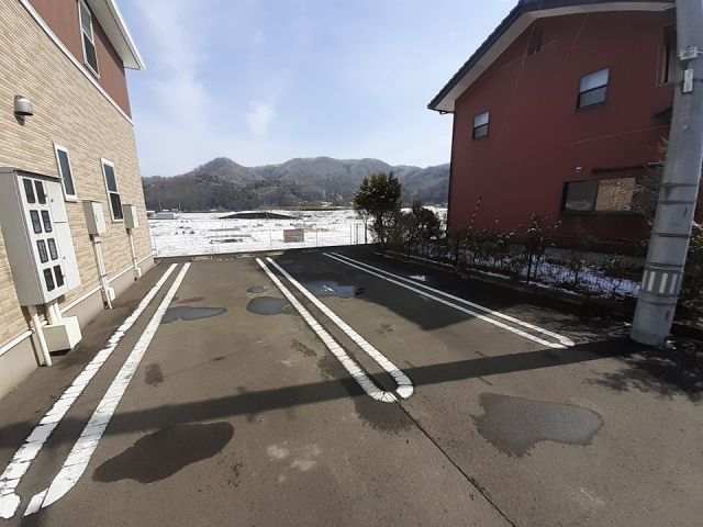 【白石市郡山のアパートの駐車場】