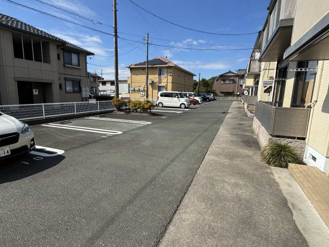 【サンルミエール豊川Ａ棟の駐車場】