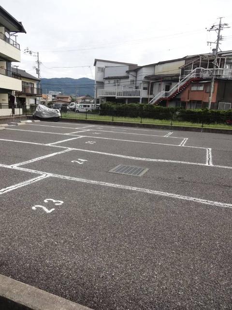 【松本市村井町西のマンションの駐車場】