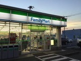 コンビニ　ファミリーマート三川店（コンビニ）まで928m