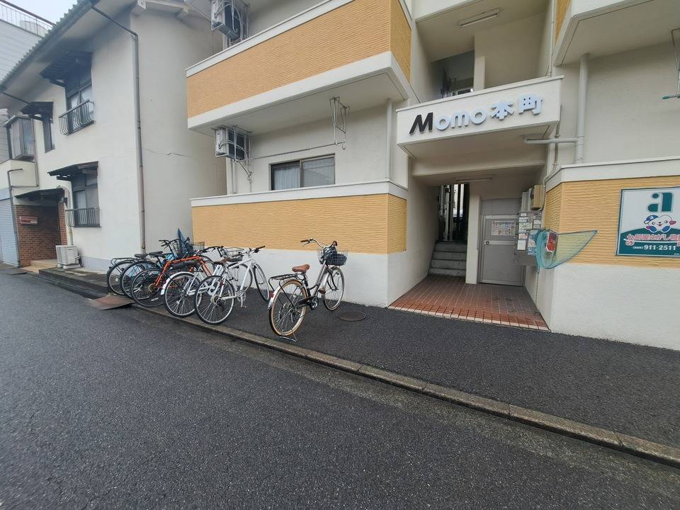 【MOMO本町の駐車場】