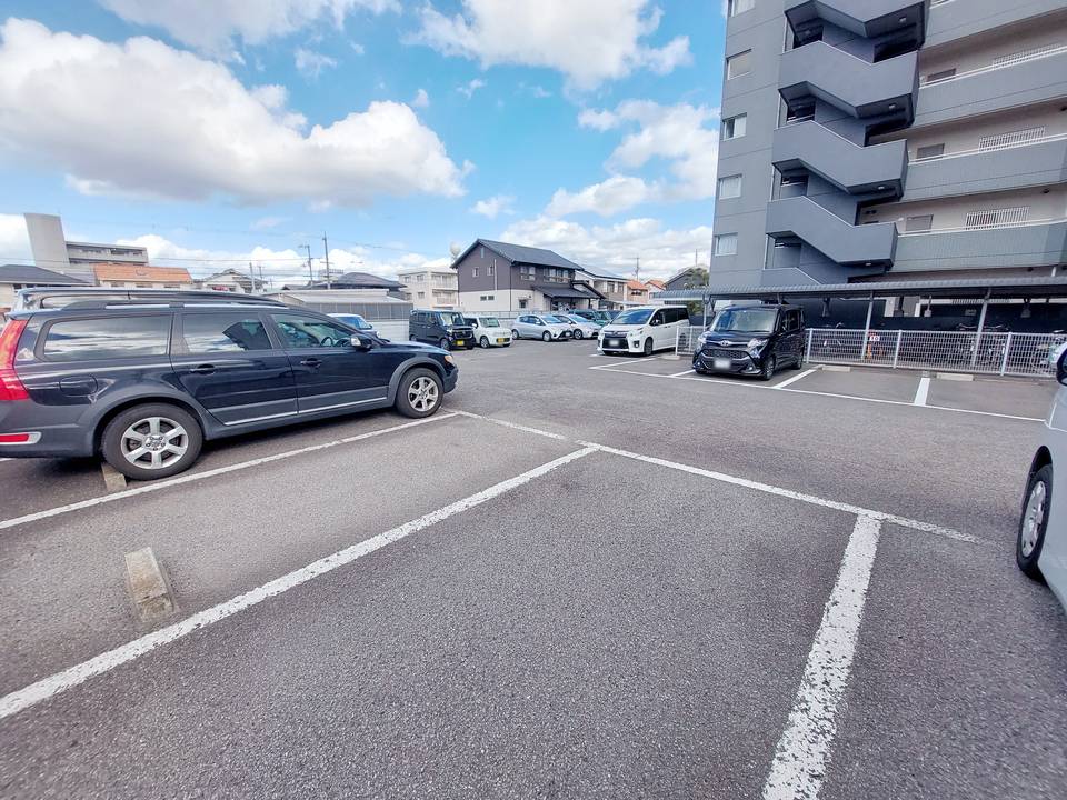 【松山市古川西のマンションの駐車場】