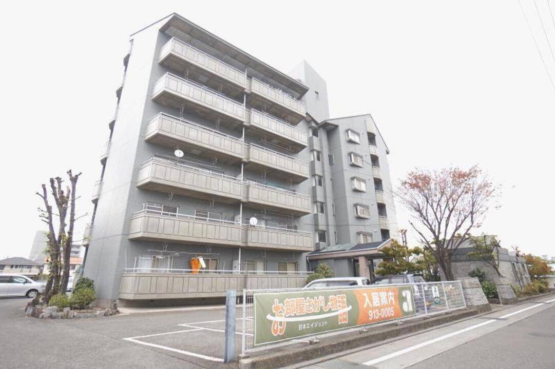 松山市古川西のマンションの建物外観