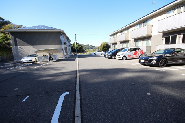 【リッチロータス壱番館の駐車場】