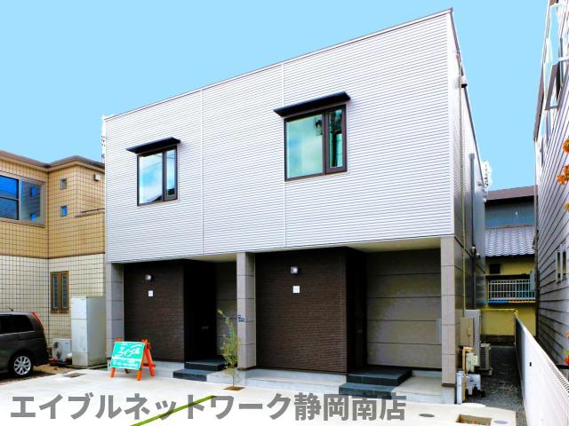 静岡市駿河区中田本町のアパートの建物外観