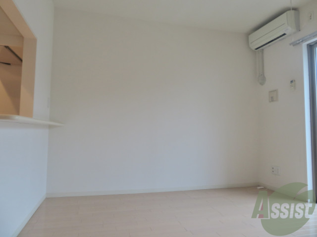 居室・リビング　白を基調とした壁紙で室内も広く見えますね