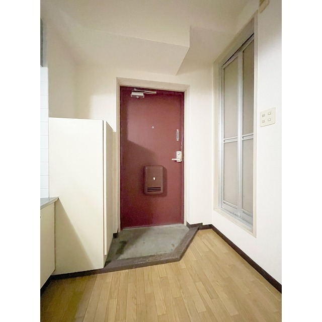 玄関　赤い扉がおしゃれな玄関♪