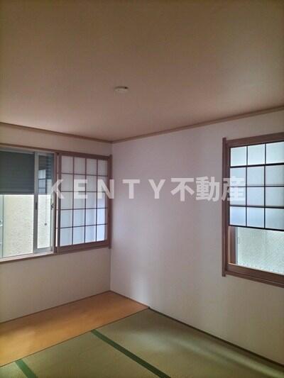 その他部屋・スペース　落ち着いた色調の寝室です