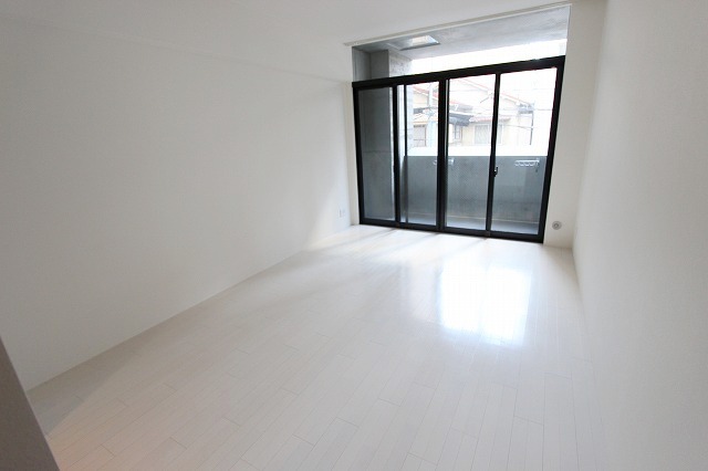 居室・リビング　同物件、別号室のものです。