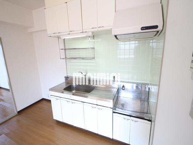 キッチン　段落ちキッチンで好きなコンロが置けます