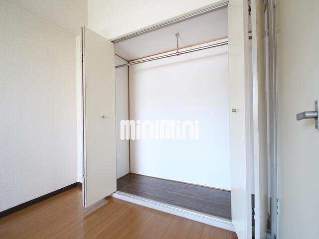 収納　スーツやコートが掛けられますね