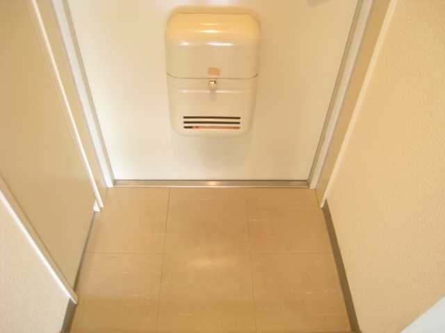 玄関　同物件、別号室のものです。
