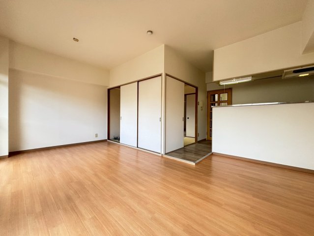 居室・リビング　別号室の写真です。ご参考までに