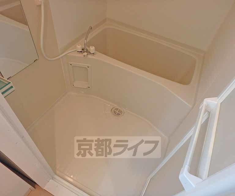 バス・シャワールーム　ゆったりと入れる浴室です。