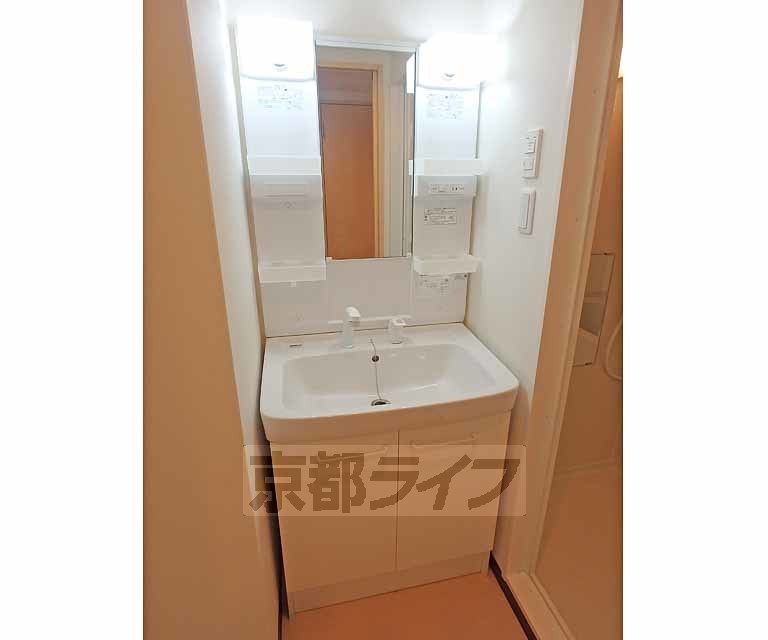 洗面設備　独立シャワー洗面台です。