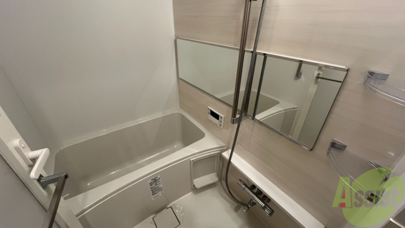 バス・シャワールーム　お風呂です。浴室乾燥機能も付いています。