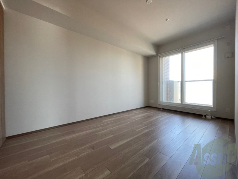 その他部屋・スペース　寝室はこちらです。光が差し込む、温かみのあるお部屋です。