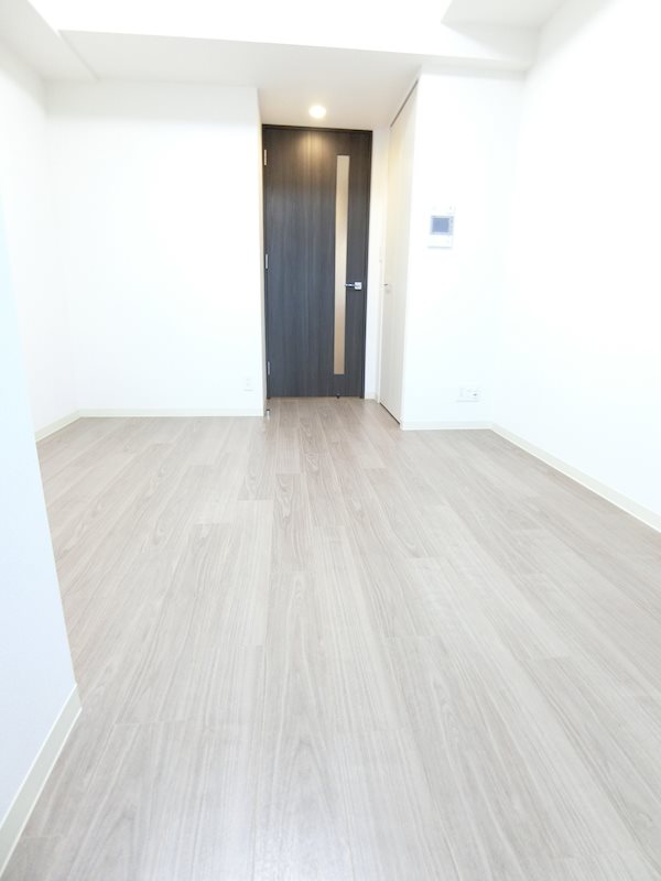 その他部屋・スペース　白と木目調を用いた居室。