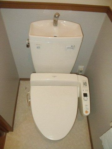 トイレ　洗浄機能付きの便座です