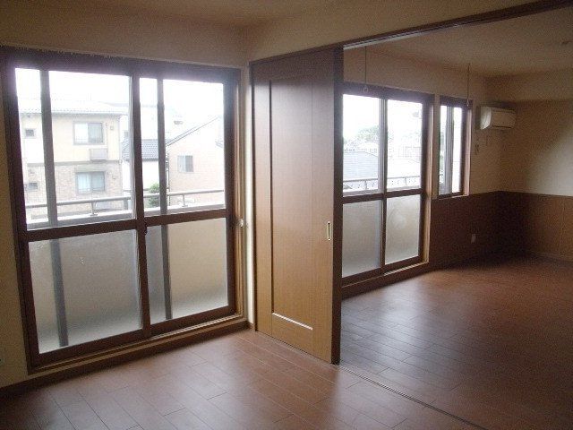 居室・リビング　明るいリビングです