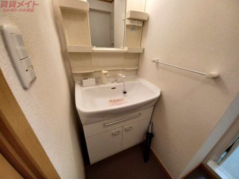 洗面設備　同型参考写真